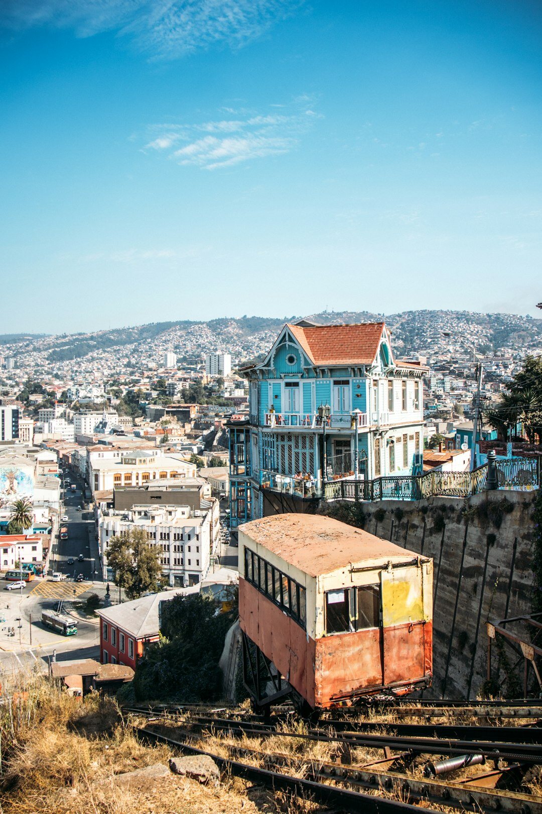 valparaiso hillside houses